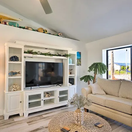 Beachy Cape Coral Home - Swim, Fish, Boat! Exterior photo